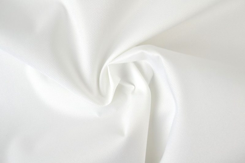 Witte waterafstotende canvas stof met grove weefstructuur, waterafstotend en geschikt voor afdekzeilen en outdoor