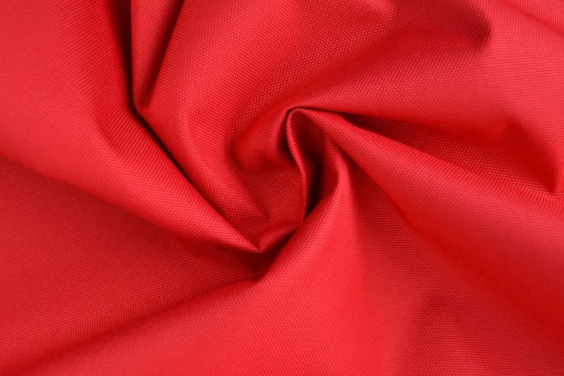 Rode waterafstotende canvas stof met grove weefstructuur, waterafstotend en geschikt voor afdekzeilen en outdoor