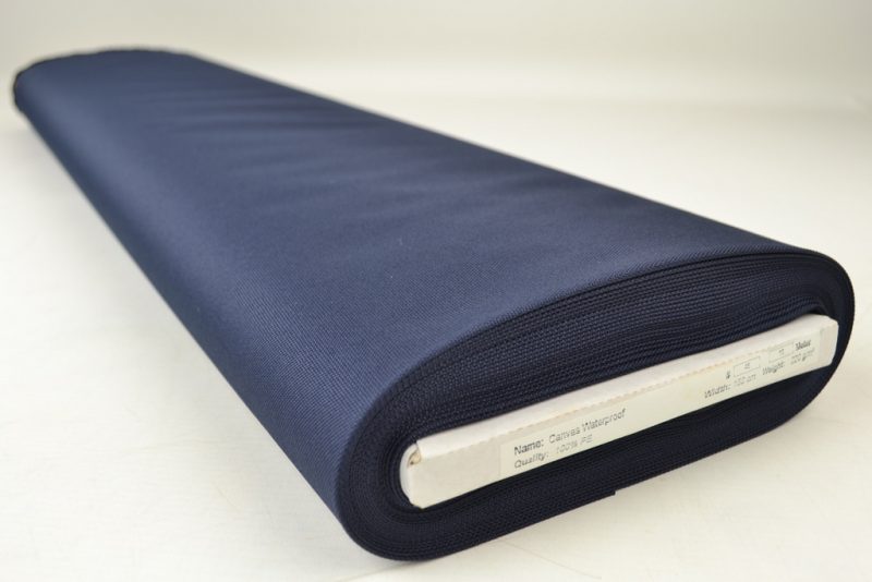 Marineblauw waterafstotende canvas stof op rol, extra sterk en geschikt voor outdoor toepassingen