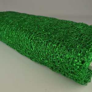 Groene opengewerkte paillettenstof op rol, glanzend en licht transparant, ideaal voor feestdecoratie en kleding