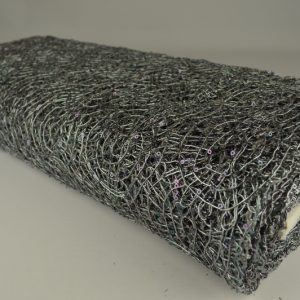 Zilver opengewerkte paillettenstof op rol, glanzend en licht transparant, ideaal voor feestdecoratie en kleding