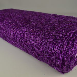 Paarse opengewerkte paillettenstof op rol, glanzend en licht transparant, ideaal voor feestdecoratie en kleding