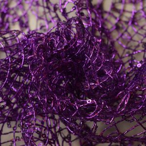 Paarse opengewerkte paillettenstof met glinsterende pailletten en transparante achtergrond