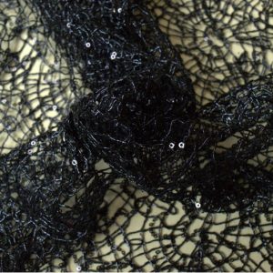 Marineblauw opengewerkte paillettenstof op rol, glanzend en licht transparant, ideaal voor feestdecoratie en kleding